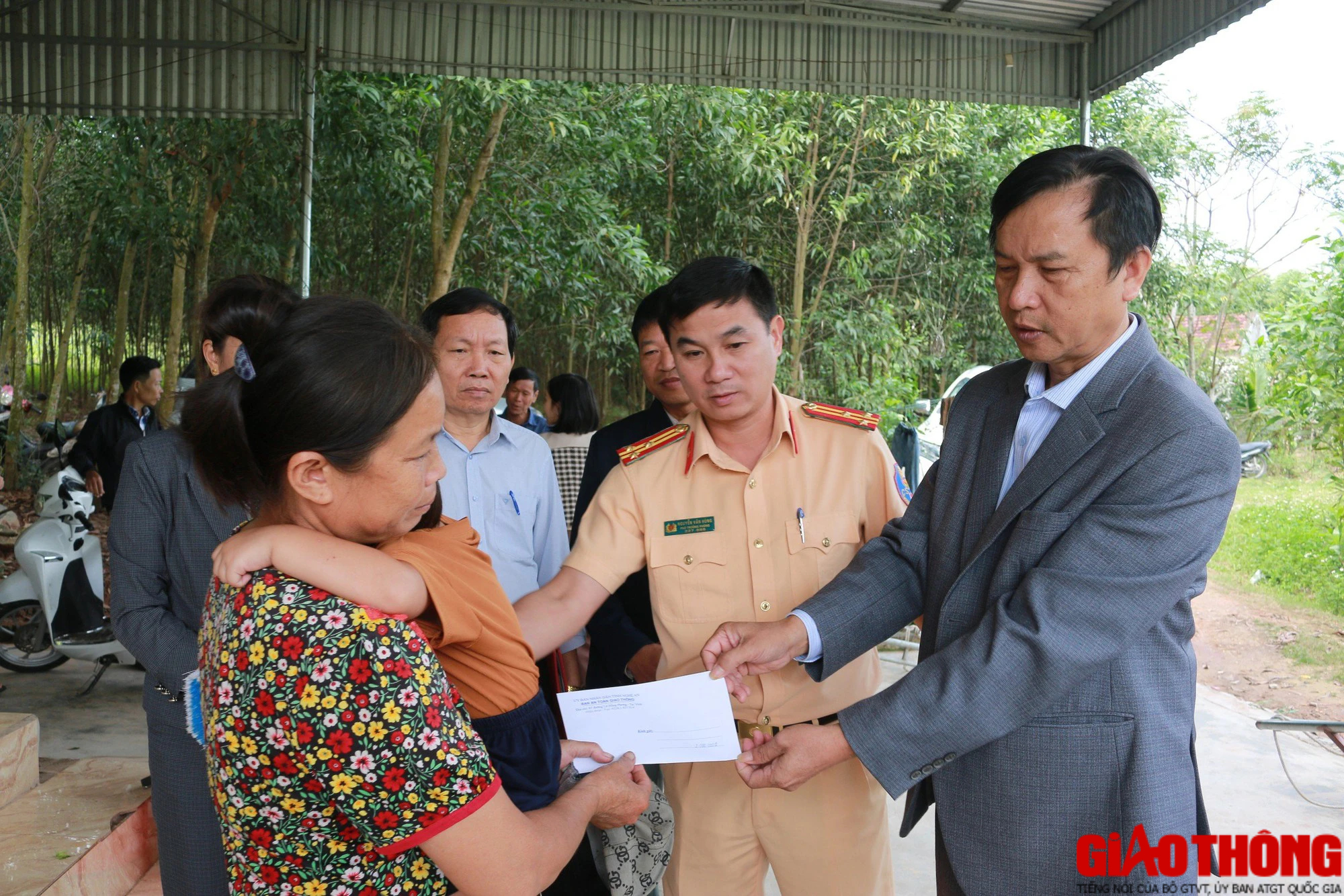 Ban ATGT tỉnh Nghệ An thăm hỏi gia đình nạn nhân TNGT đặc biệt khó khăn - Ảnh 2.