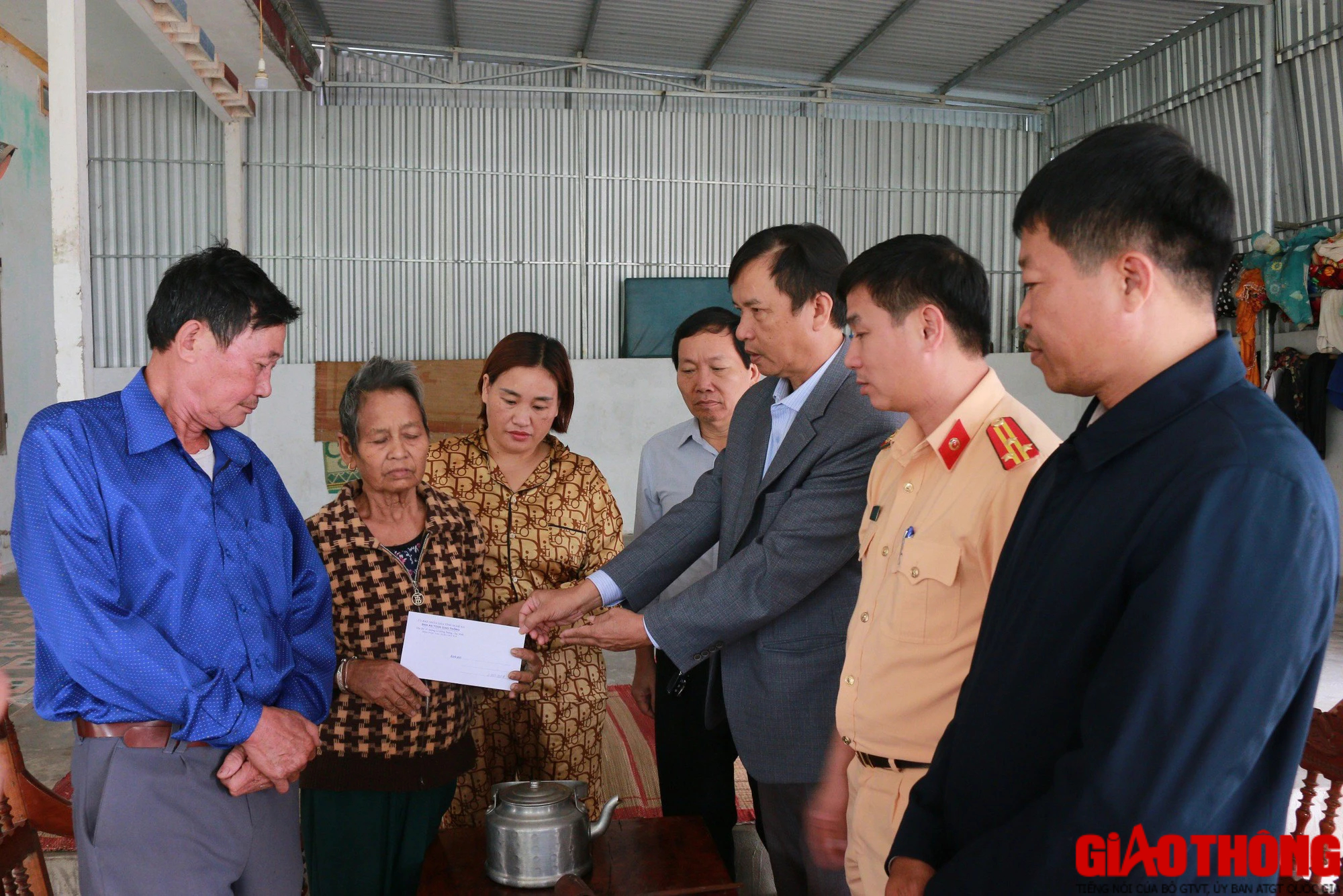 Ban ATGT tỉnh Nghệ An thăm hỏi gia đình nạn nhân TNGT đặc biệt khó khăn - Ảnh 3.