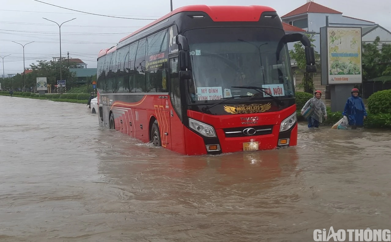 Ô tô tải cẩu cứu hộ xe con chết máy ngay tại điểm ngập phía Bắc TP Huế - Ảnh 9.