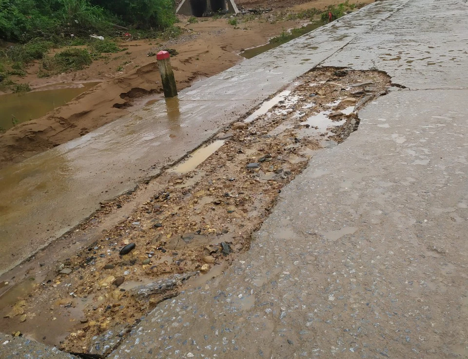 Quảng Trị: 1 người chết, hơn 1300 ngôi nhà bị ngập, nhiều tuyến đường hư hỏng do mưa lũ  - Ảnh 2.