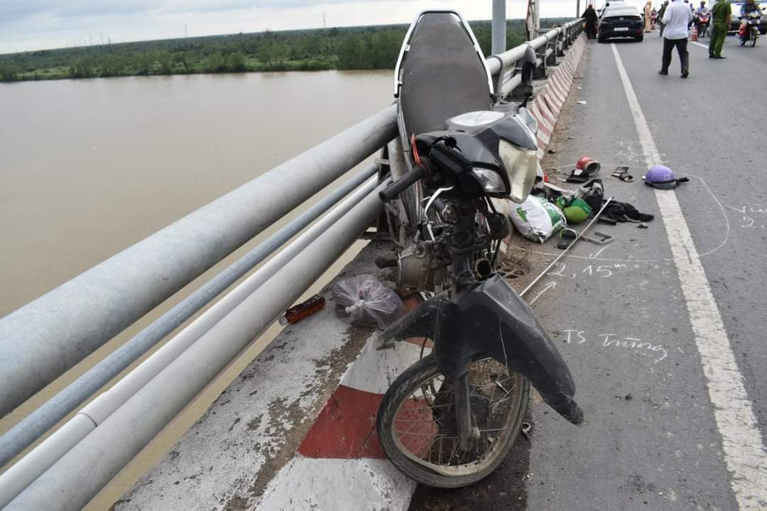 Ô tô tông xe máy trên cầu Hàm Luông, 1 người rơi xuống sông mất tích - Ảnh 1.