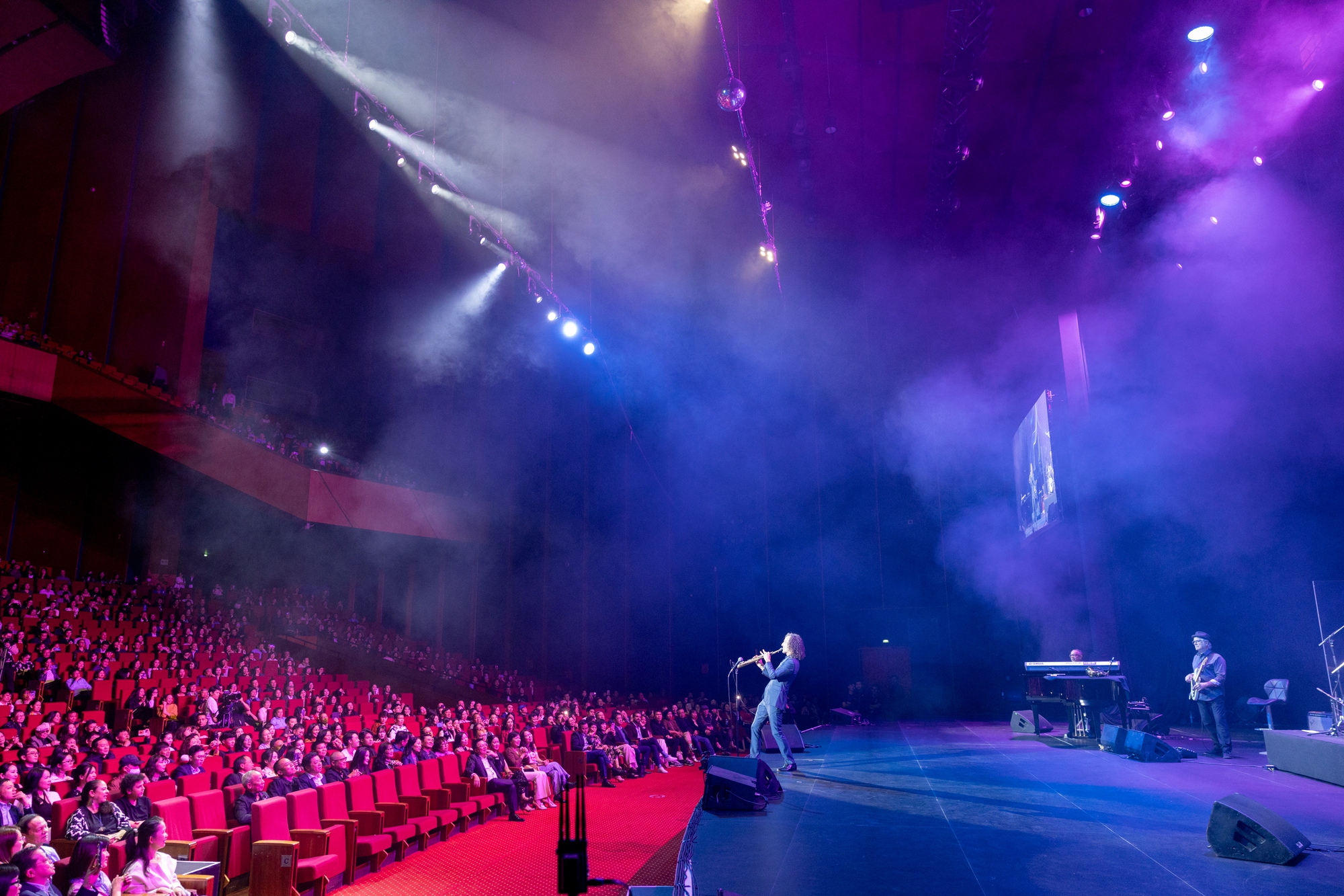 Thôi miên hơn 4.000 khán giả bằng tiếng kèn huyền thoại, Kenny G chuyên trở ký ức ngọt lịm - Ảnh 7.