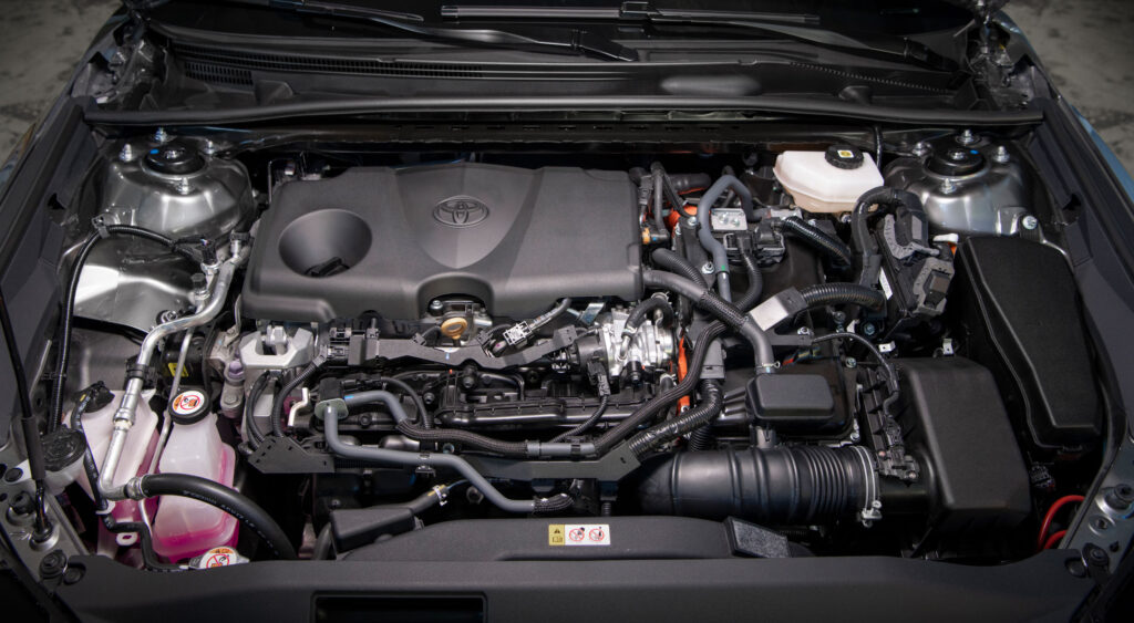 Toyota Camry 2025 ra mắt, chỉ sử dụng động cơ hybrid - Ảnh 2.