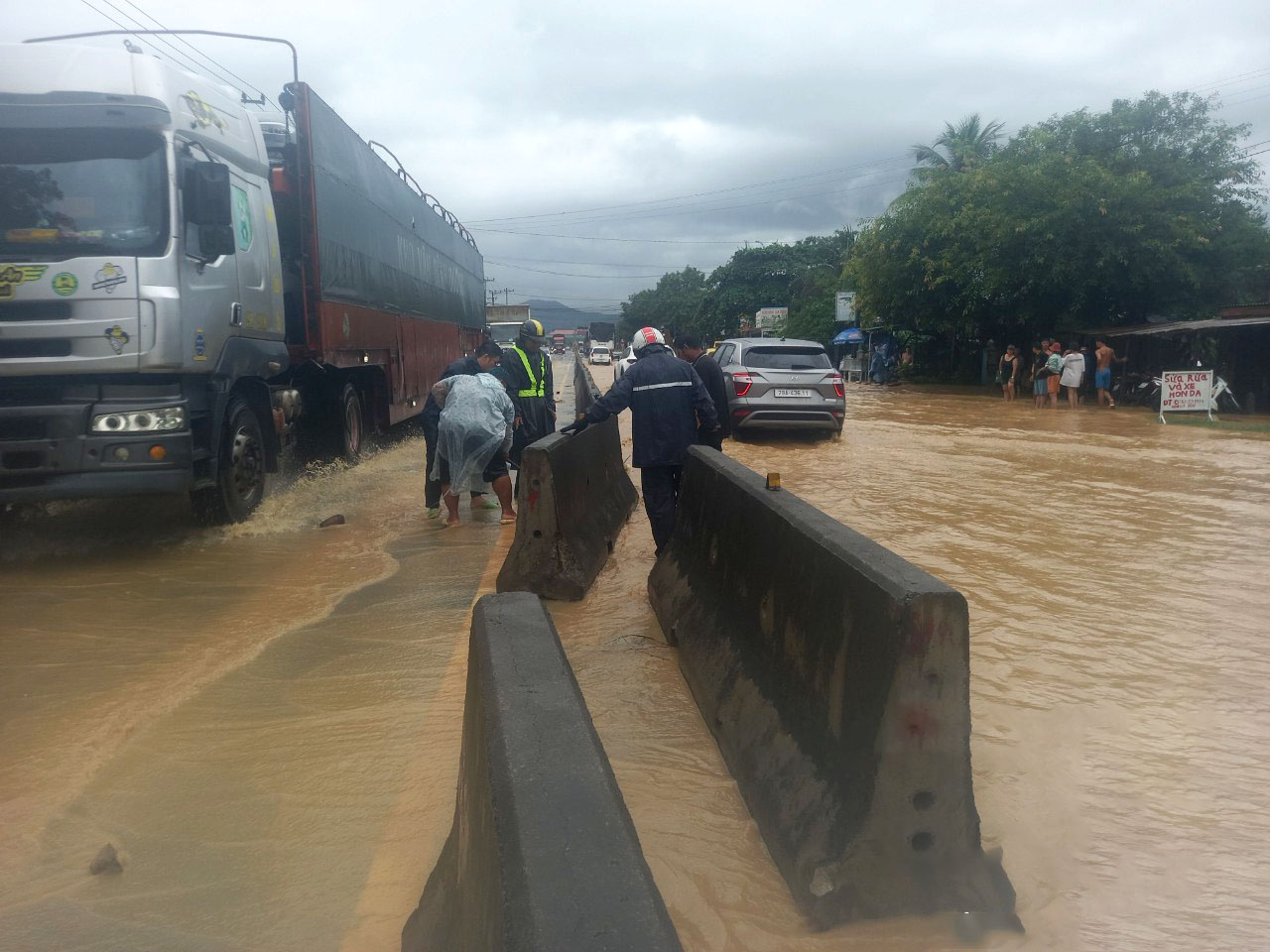 Quốc lộ 1A qua Cam Ranh &quot;thành sông&quot; sau trận mưa lớn - Ảnh 3.