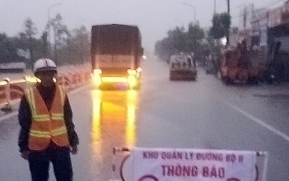 Nhiều đoạn quốc lộ 1A qua Thừa Thiên Huế ngập nặng do mưa lớn