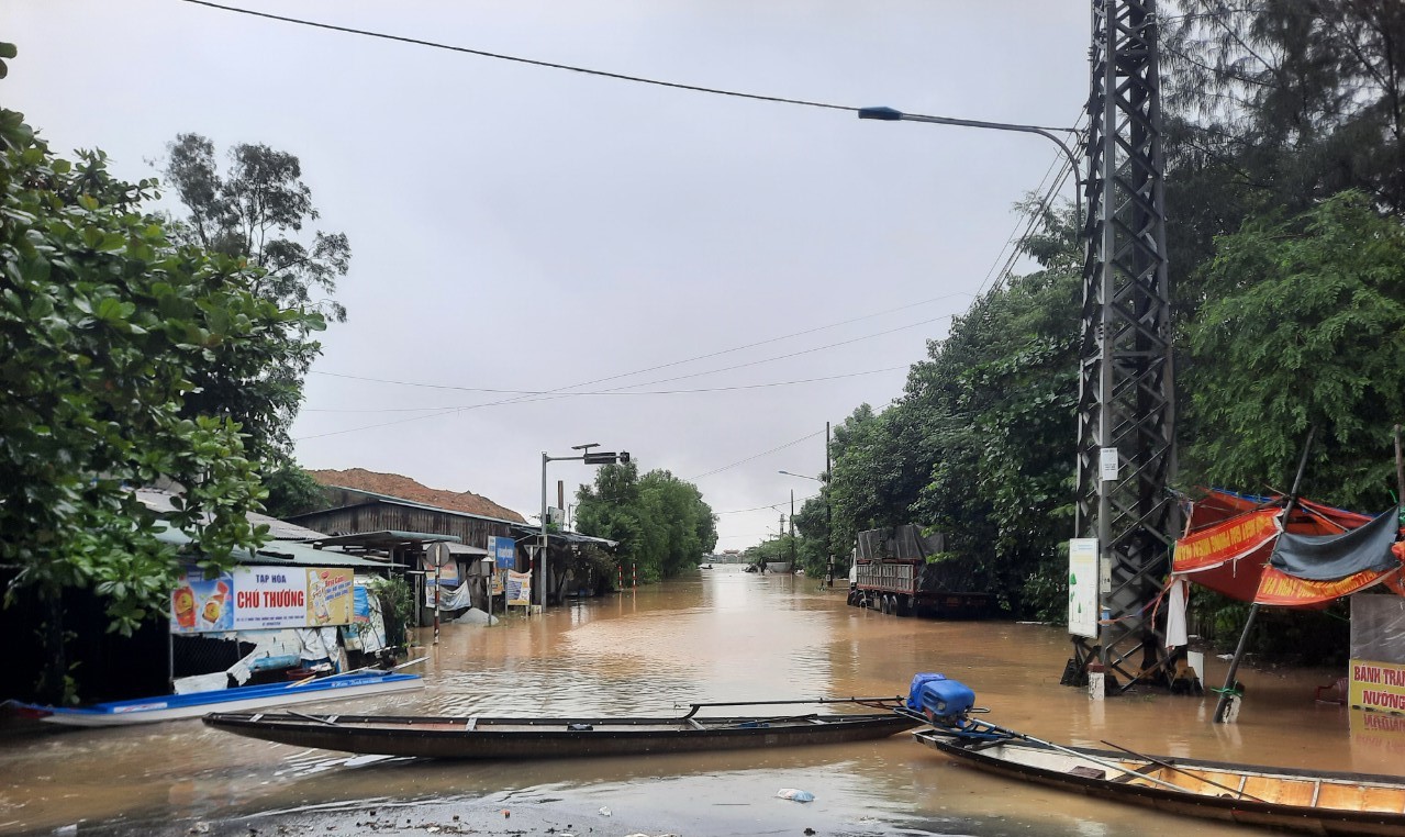 Mưa lớn, sạt lở ách tắc giao thông trên quốc lộ 49, đường Hồ Chí Minh qua Thừa Thiên Huế - Ảnh 4.