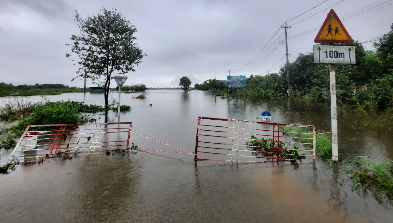 Mưa lớn, sạt lở ách tắc giao thông trên quốc lộ 49, đường Hồ Chí Minh qua Thừa Thiên Huế - Ảnh 5.