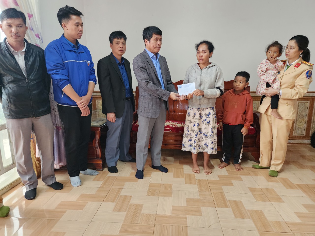 Ban ATGT tỉnh Lâm Đồng thăm hỏi 10 gia đình nạn nhân TNGT đặc biệt khó khăn - Ảnh 1.