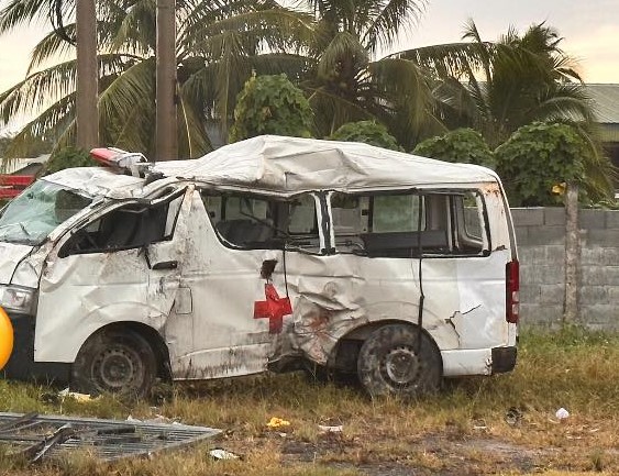 Bình Thuận: Xe cứu thương đâm vào dải phân cách QL1, 1 người trên xe tử vong - Ảnh 1.