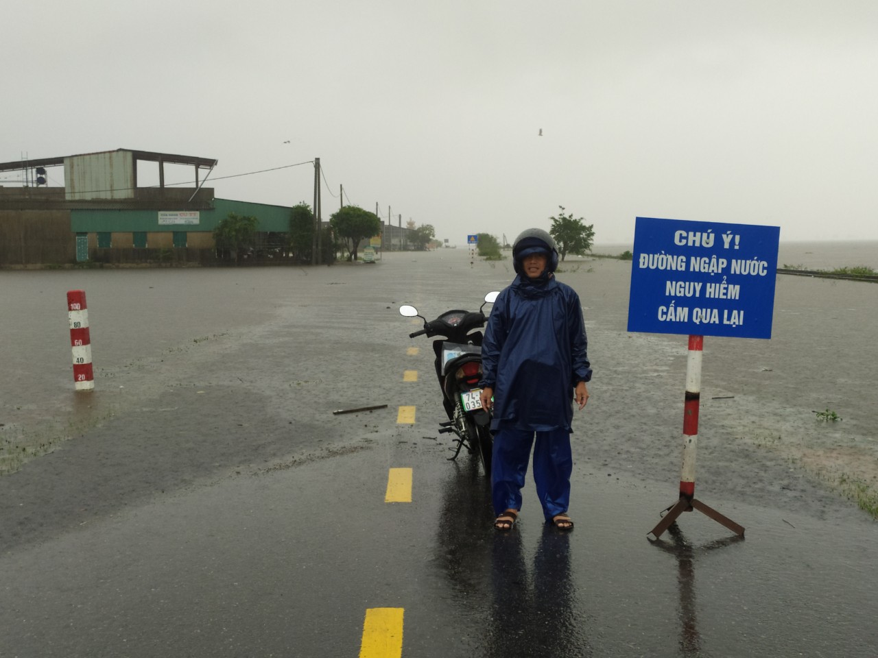 Quảng Trị: 1 người chết, hơn 1300 ngôi nhà bị ngập, nhiều tuyến đường hư hỏng do mưa lũ  - Ảnh 1.