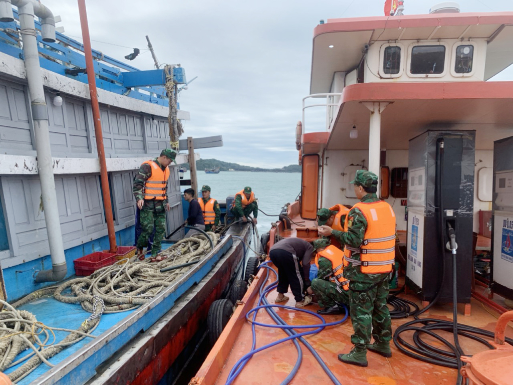 Bộ đội Biên phòng cứu hộ thành công tàu cá cùng 11 ngư dân đang bị chìm trên biển Cô Tô - Ảnh 1.