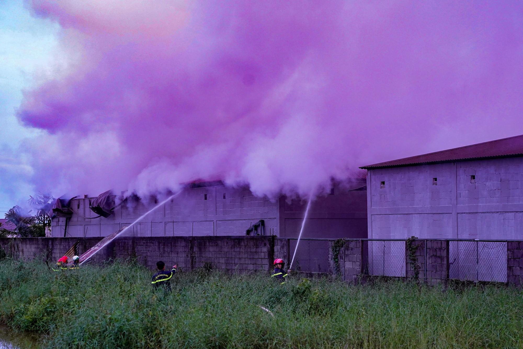 Nổ lớn, cột khói đen bốc lên tại kho chứa vật tư nuôi trồng thủy sản ở Cà Mau - Ảnh 1.