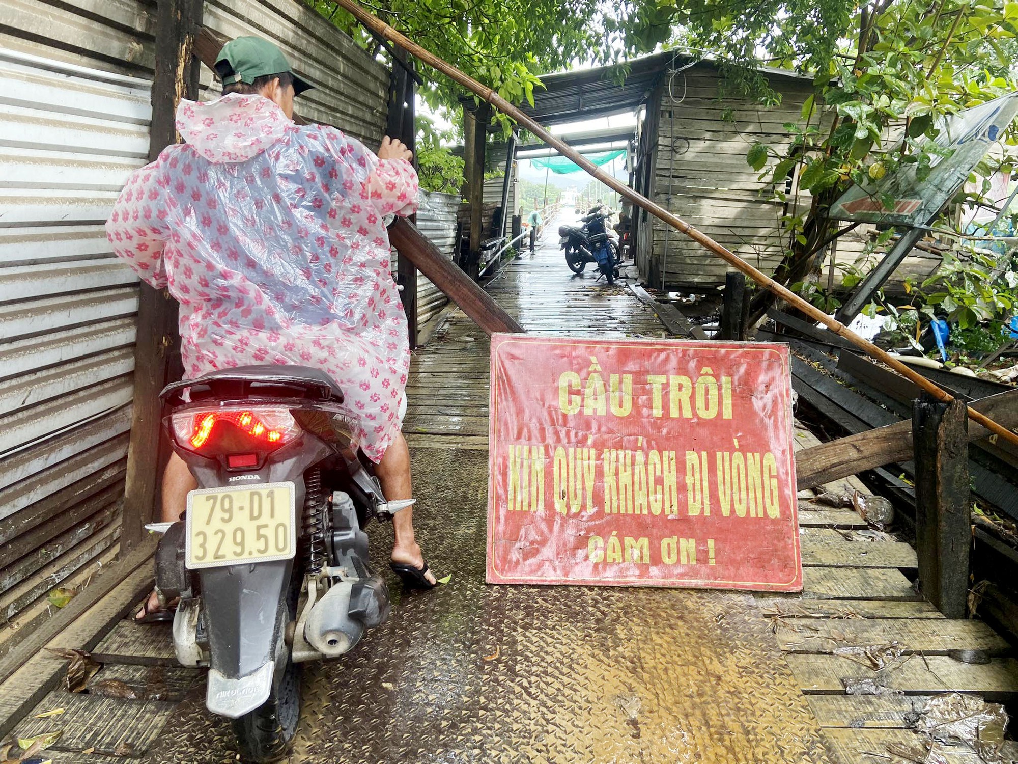 Mưa lớn, cầu gỗ Phú Kiểng ở Khánh Hoà bị đứt hàng chục mét - Ảnh 2.