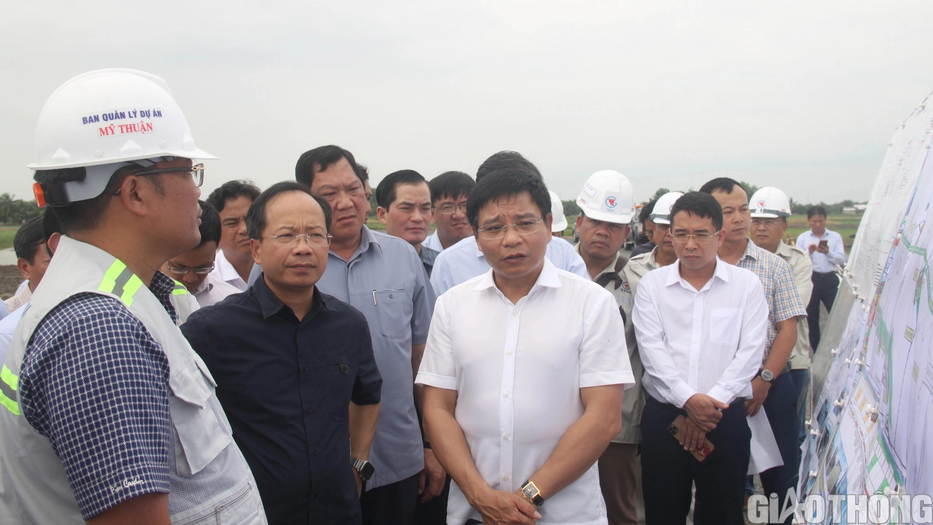 Bộ trưởng Bộ GTVT kiểm tra cao tốc Hậu Giang - Cà Mau - Ảnh 1.