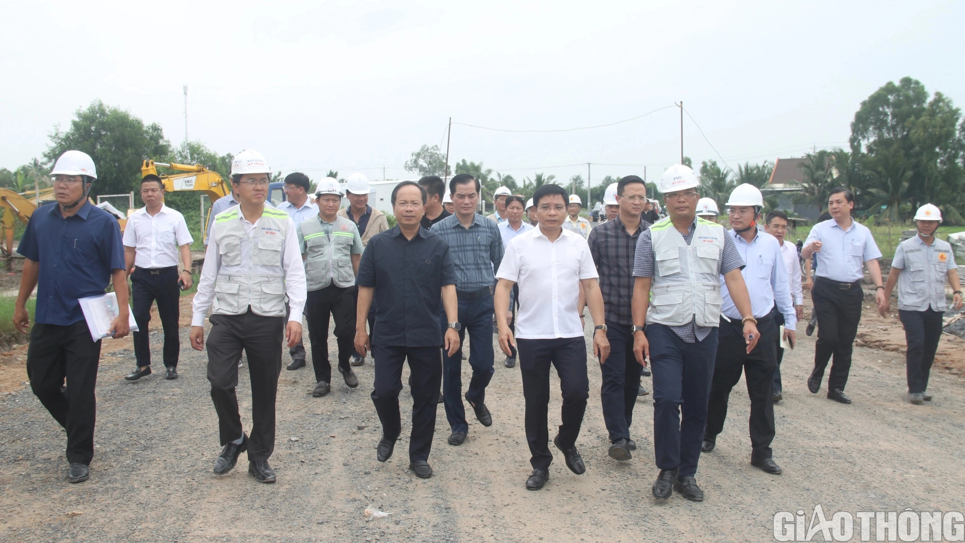 Bộ trưởng Bộ GTVT kiểm tra cao tốc Hậu Giang - Cà Mau - Ảnh 2.