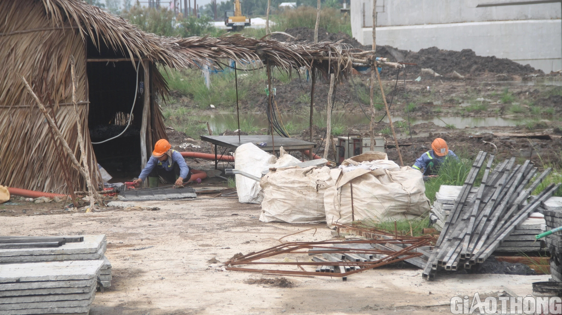 Cận cảnh thi công cao tốc Hậu Giang - Cà Mau đoạn qua Bạc Liêu - Ảnh 2.