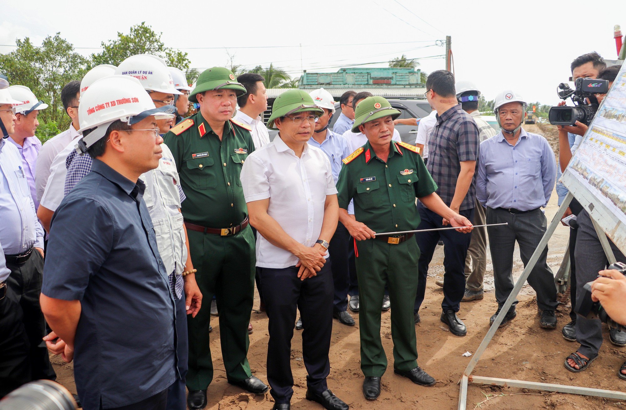 Bộ trưởng Nguyễn Văn Thắng: Ưu tiên làm đường công vụ để thi công cầu trên dự án cao tốc - Ảnh 1.