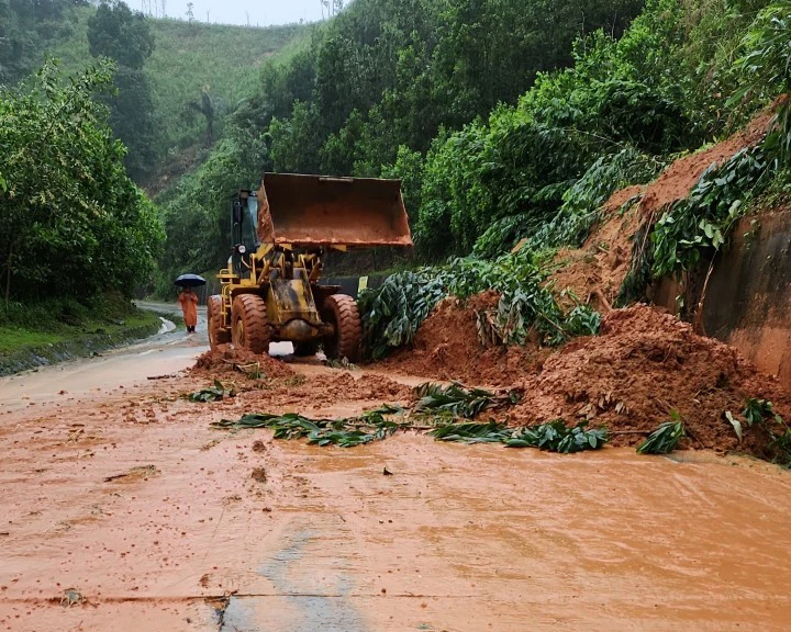 Quảng Nam: Nhiều tuyến quốc lộ bị sạt lở, sơ tán gần 4.000 người - Ảnh 2.