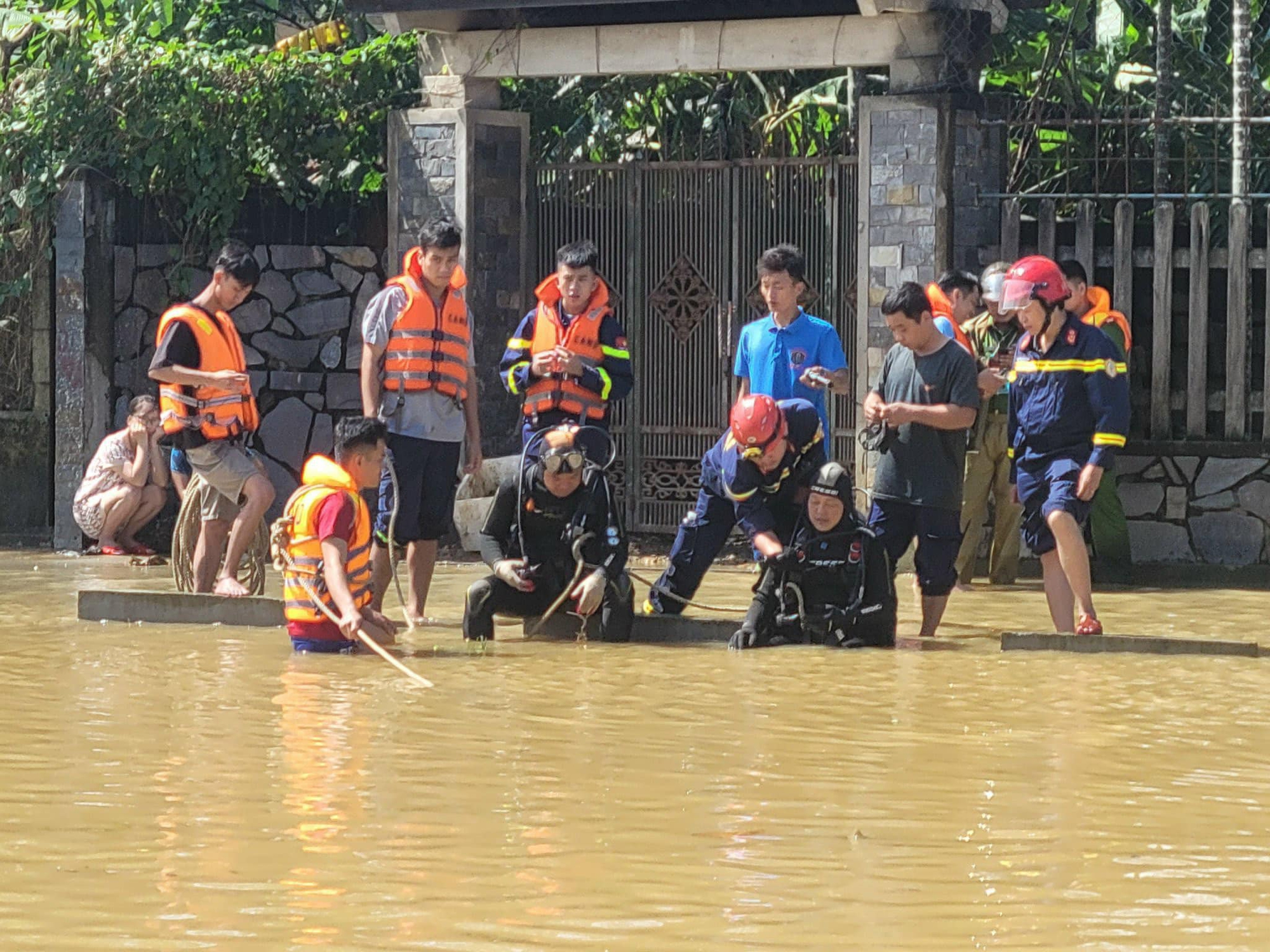 Khẩn trương tìm kiếm cháu bé 3 tuổi không may trượt chân bị nước cuốn trôi ở Huế - Ảnh 2.