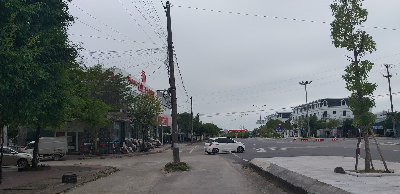 Quảng Ninh: Cột điện án ngữ giữa nhiều tuyến đường, tiềm ẩn nguy cơ mất ATGT - Ảnh 2.