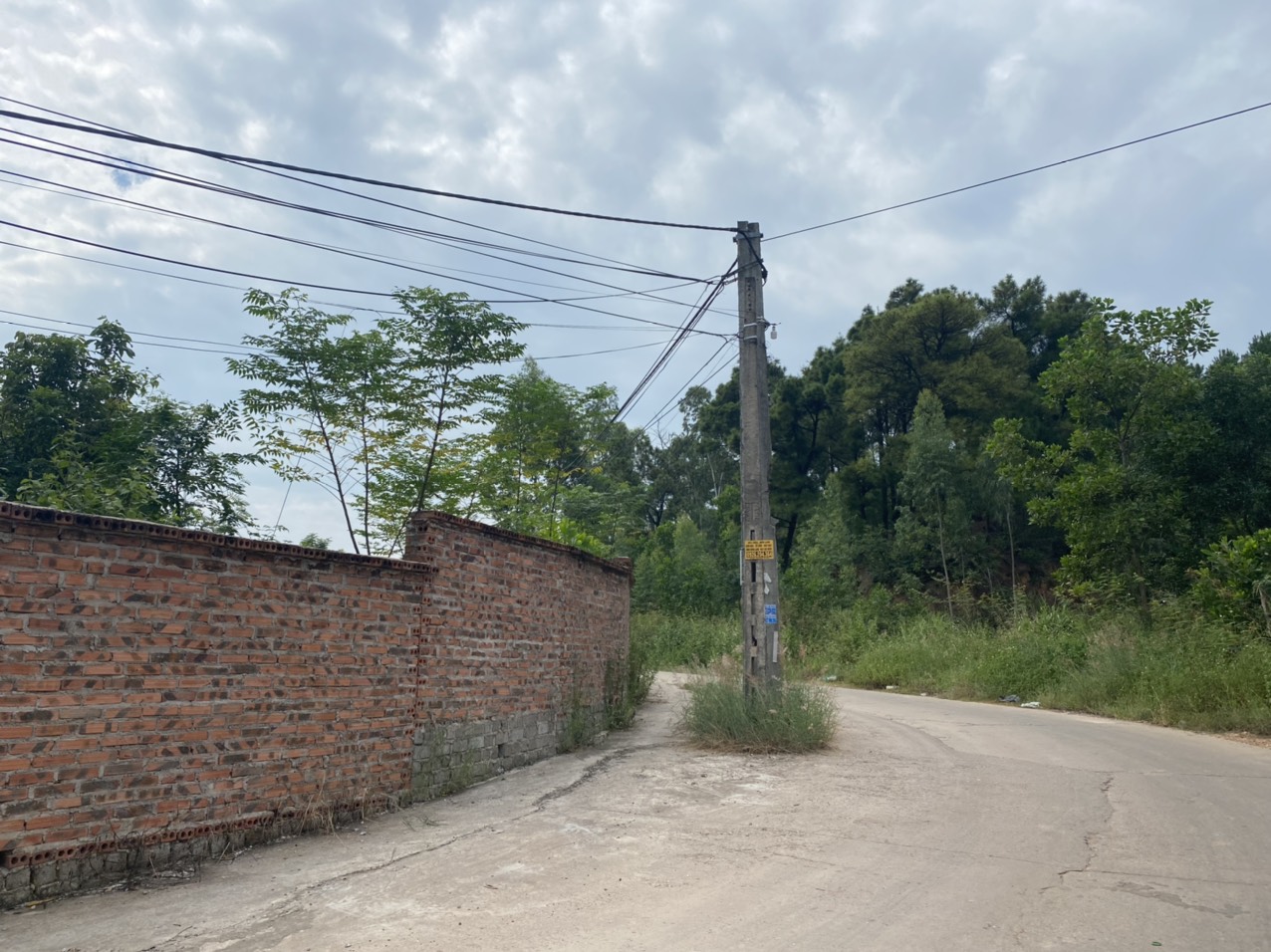Quảng Ninh: Cột điện án ngữ giữa nhiều tuyến đường, tiềm ẩn nguy cơ mất ATGT - Ảnh 5.