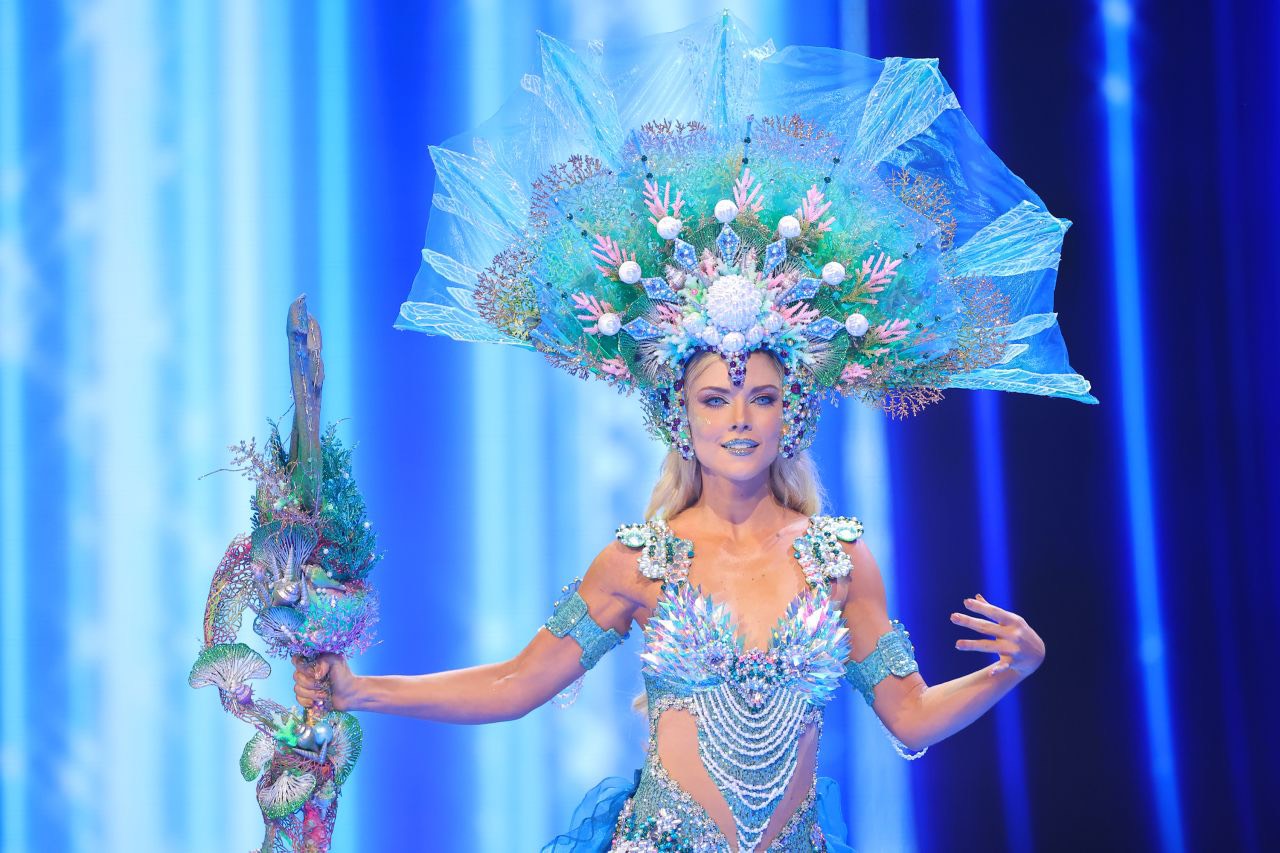 Clip: Show trình diễn trang phục dân tộc ấn tượng của các nhan sắc tại Miss Universe 2023 - Ảnh 9.