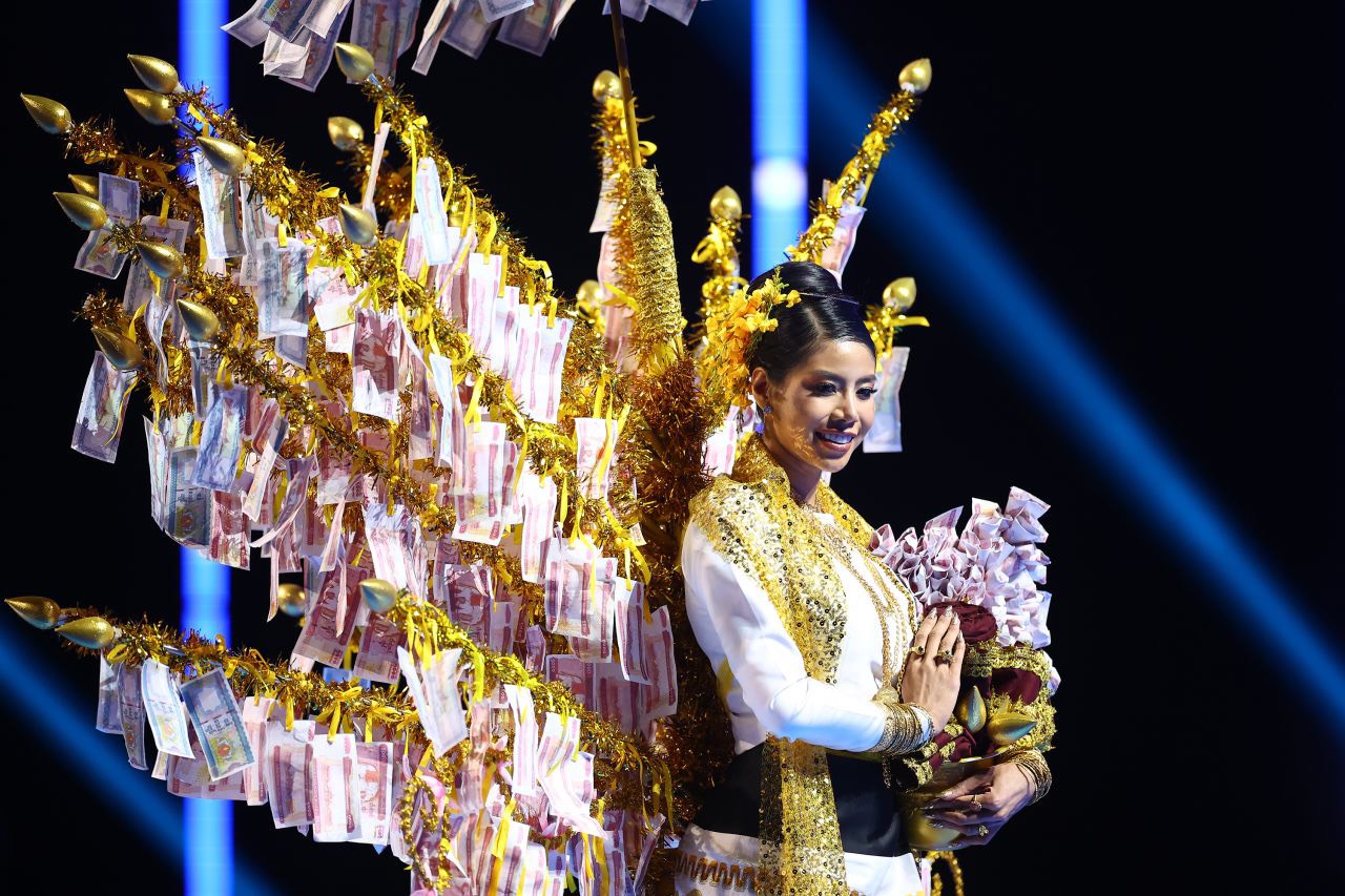 Clip: Show trình diễn trang phục dân tộc ấn tượng của các nhan sắc tại Miss Universe 2023 - Ảnh 10.