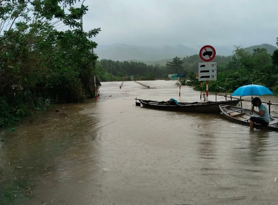 Lũ dâng cao nhấn chìm nhiều tuyến quốc lộ, tỉnh lộ tại Quảng Nam - Ảnh 1.