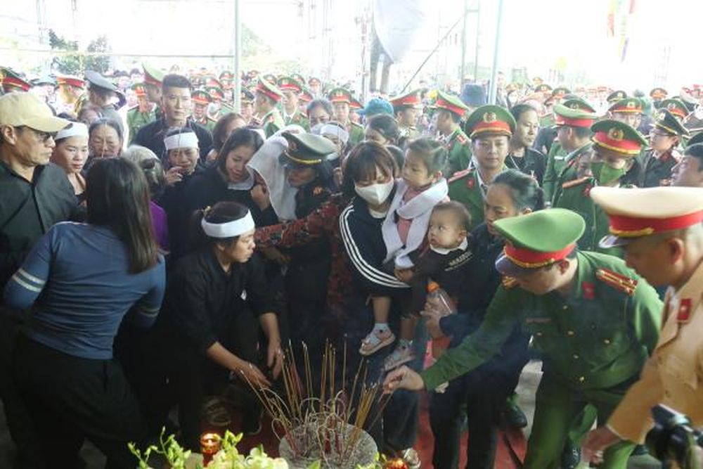 Người vợ khóc ngất tại đám tang tiễn đưa Đại úy công an hi sinh về nơi an nghỉ cuối cùng - Ảnh 1.