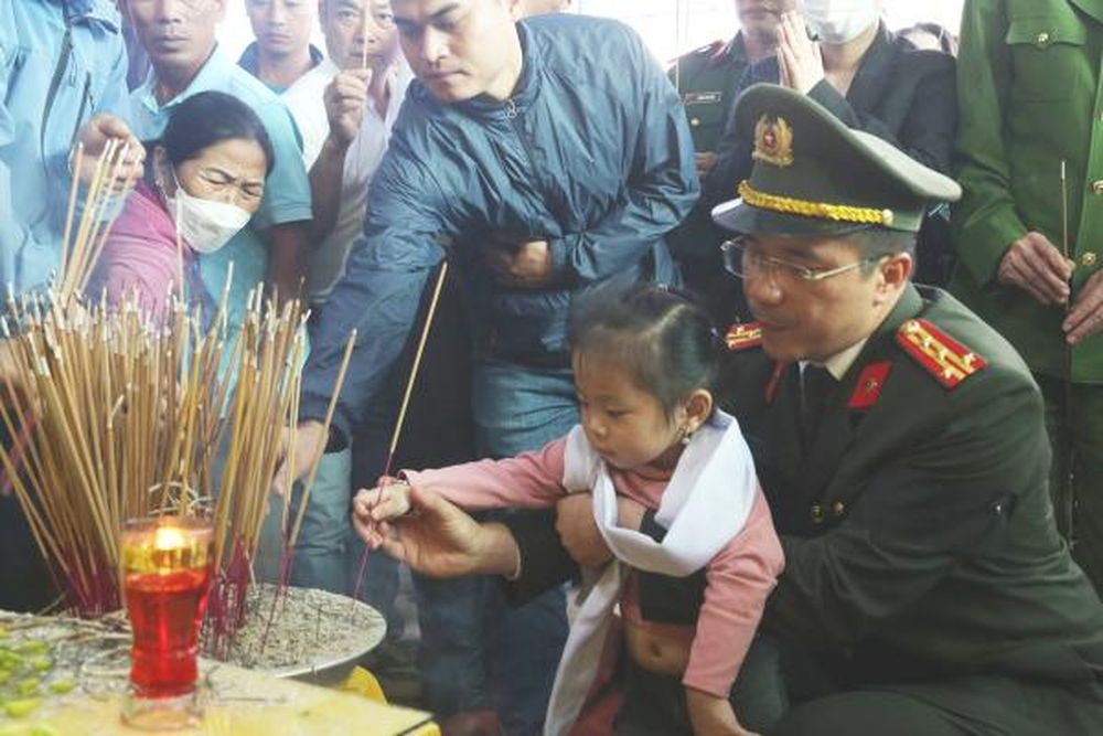 Người vợ khóc ngất tại đám tang tiễn đưa Đại úy công an hi sinh về nơi an nghỉ cuối cùng - Ảnh 3.