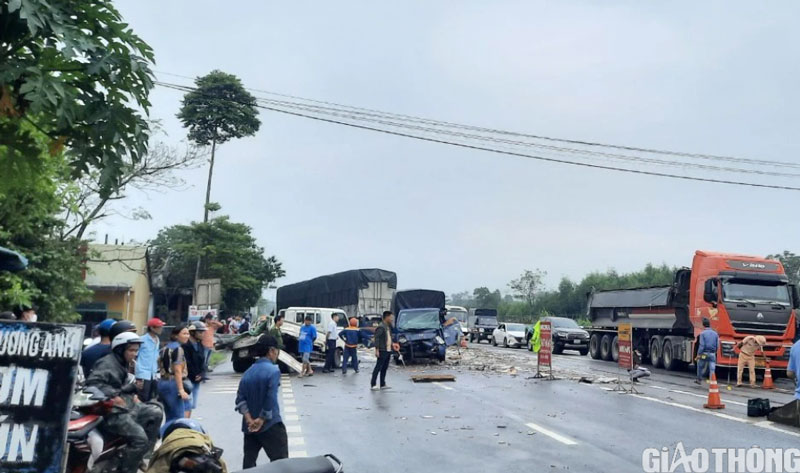 Lực lượng chức năng đang phân luồng giao thông, điều tra nguyên nhân vụ tai nạn giao thông liên hoàn giữa 3 xe tải trên QL1 qua tỉnh Quảng Trị.