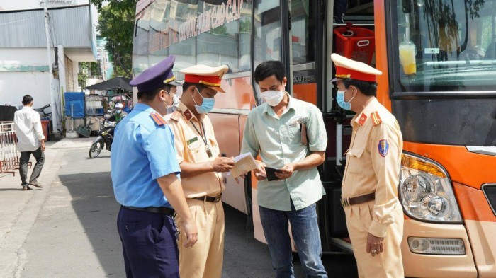 Tổng kiểm tra xe kinh doanh vận tải hợp đồng sau vụ tai nạn ở Lạng Sơn - Ảnh 1.