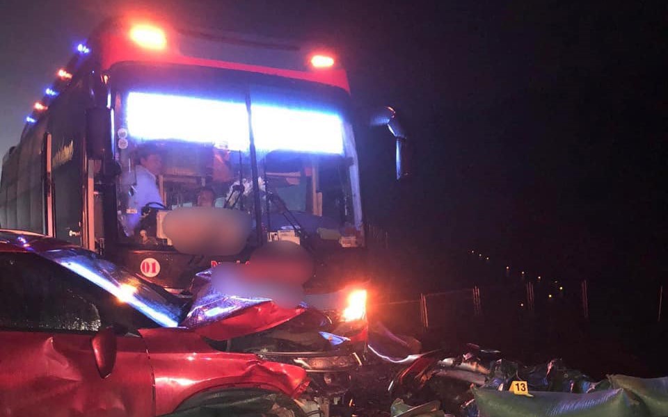 Ô tô khách tông xe con trên cao tốc Cam Lộ - La Sơn, 2 người bị thương