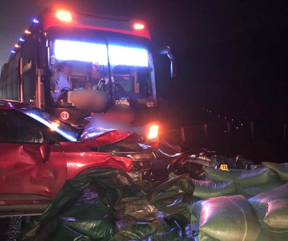 Ô tô khách tông xe con trên cao tốc Cam Lộ - La Sơn, 2 người bị thương - Ảnh 1.