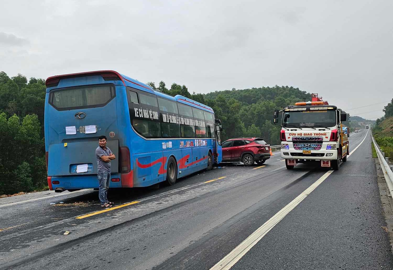Ô tô khách tông xe con trên cao tốc Cam Lộ - La Sơn, 2 người bị thương - Ảnh 3.