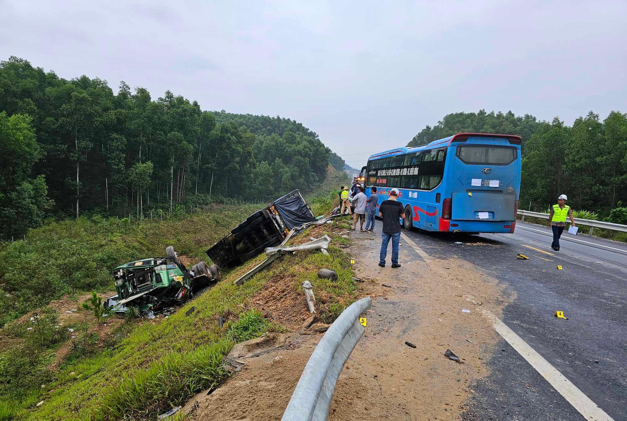 Ô tô khách tông xe con trên cao tốc Cam Lộ - La Sơn, 2 người bị thương - Ảnh 2.