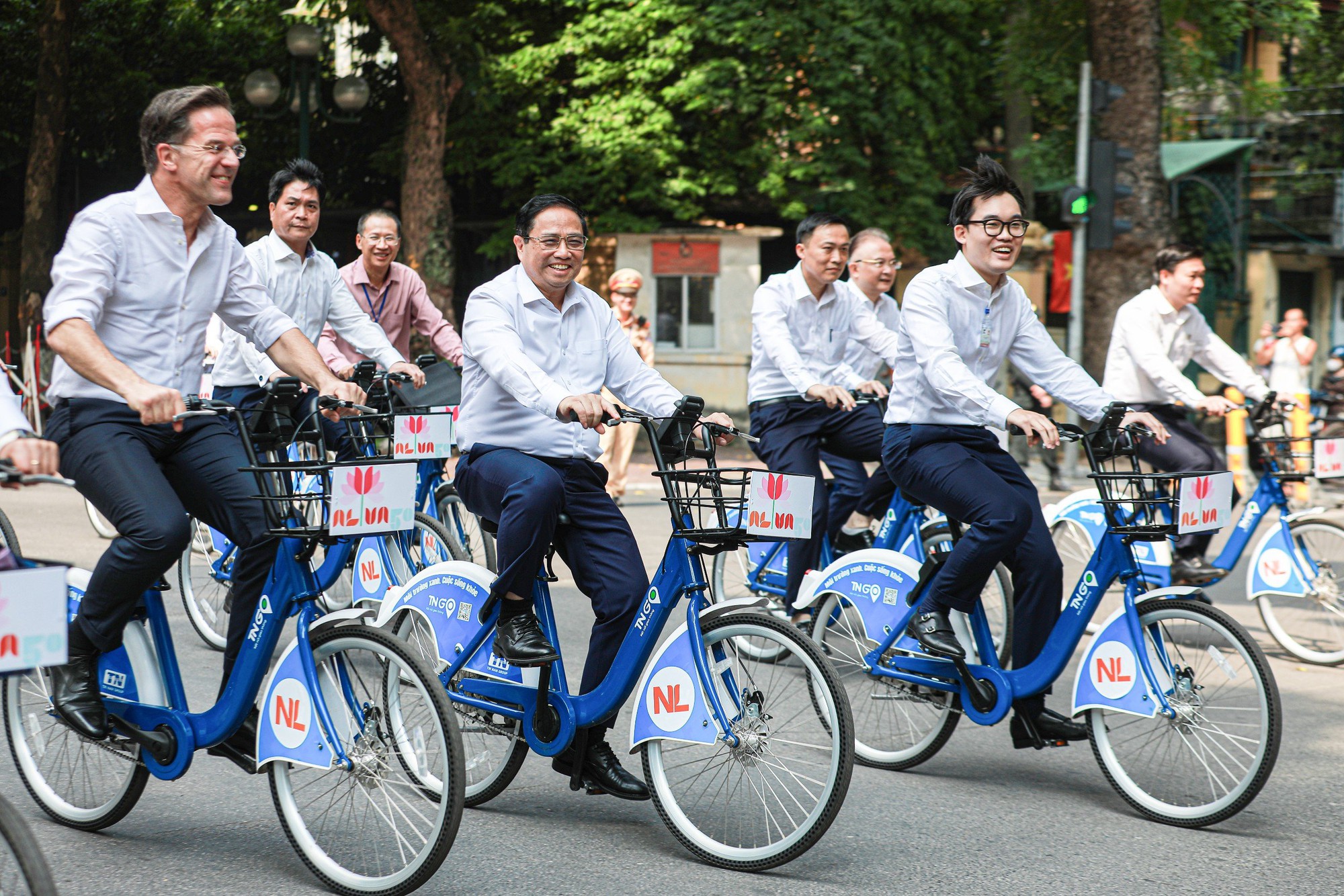 Thủ tướng Phạm Minh Chính cùng Thủ tướng Hà Lan đạp xe thưởng thức thu Hà Nội - Ảnh 2.