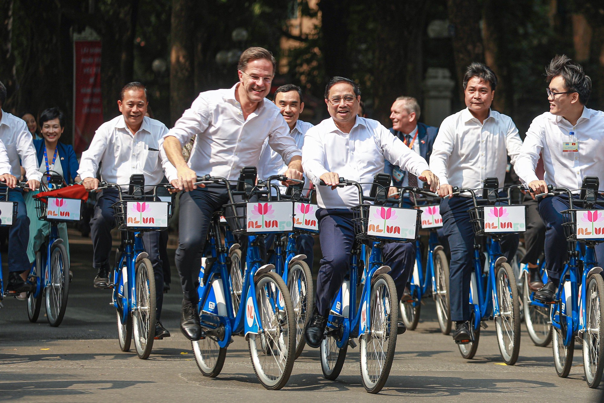 Thủ tướng Phạm Minh Chính cùng Thủ tướng Hà Lan đạp xe thưởng thức thu Hà Nội - Ảnh 1.