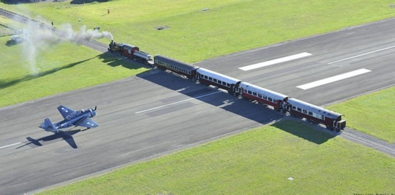 Độc lạ sân bay có tuyển đường sắt cắt ngang đường băng - Ảnh 2.