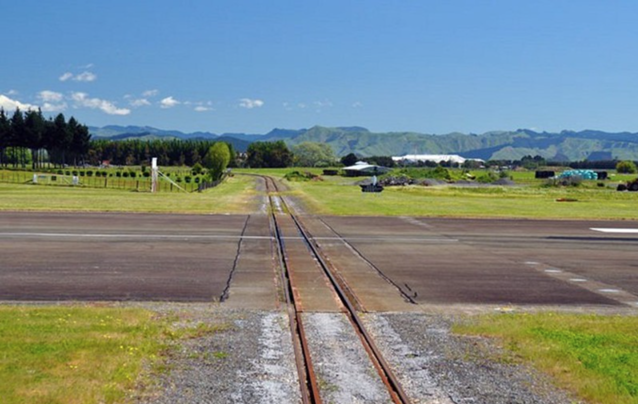 Độc lạ sân bay có tuyển đường sắt cắt ngang đường băng - Ảnh 1.