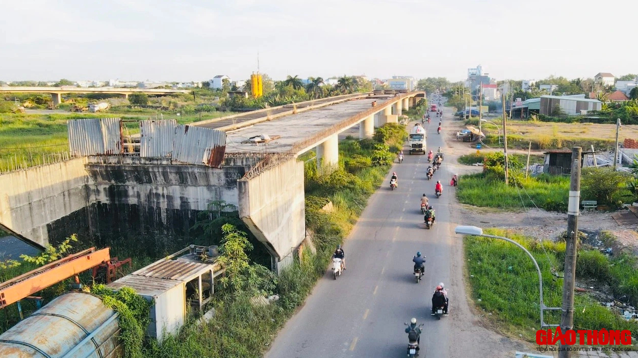 Khổ ải qua tuyến quốc lộ 50km/h ở TP.HCM đợi ngày nối cao tốc Bến Lức - Long Thành - Ảnh 10.