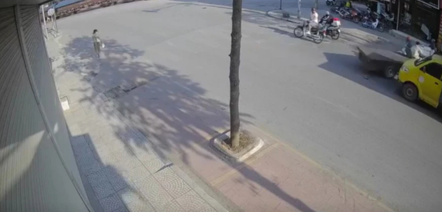 Quảng Ninh: Xe tự chế lao vào xe máy đang chờ đèn đỏ khiến tài xế xe máy nhập viện - Ảnh 1.