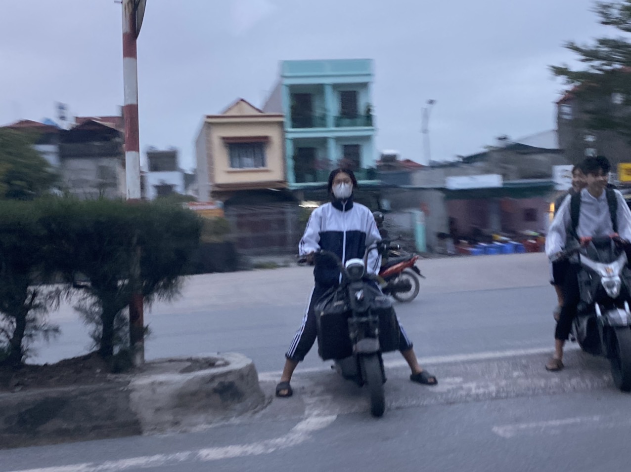Học sinh &quot;đầu trần&quot; đi xe mô tô, xe gắn máy dễ gặp trên nhiều tuyến đường ở Quảng Ninh - Ảnh 4.