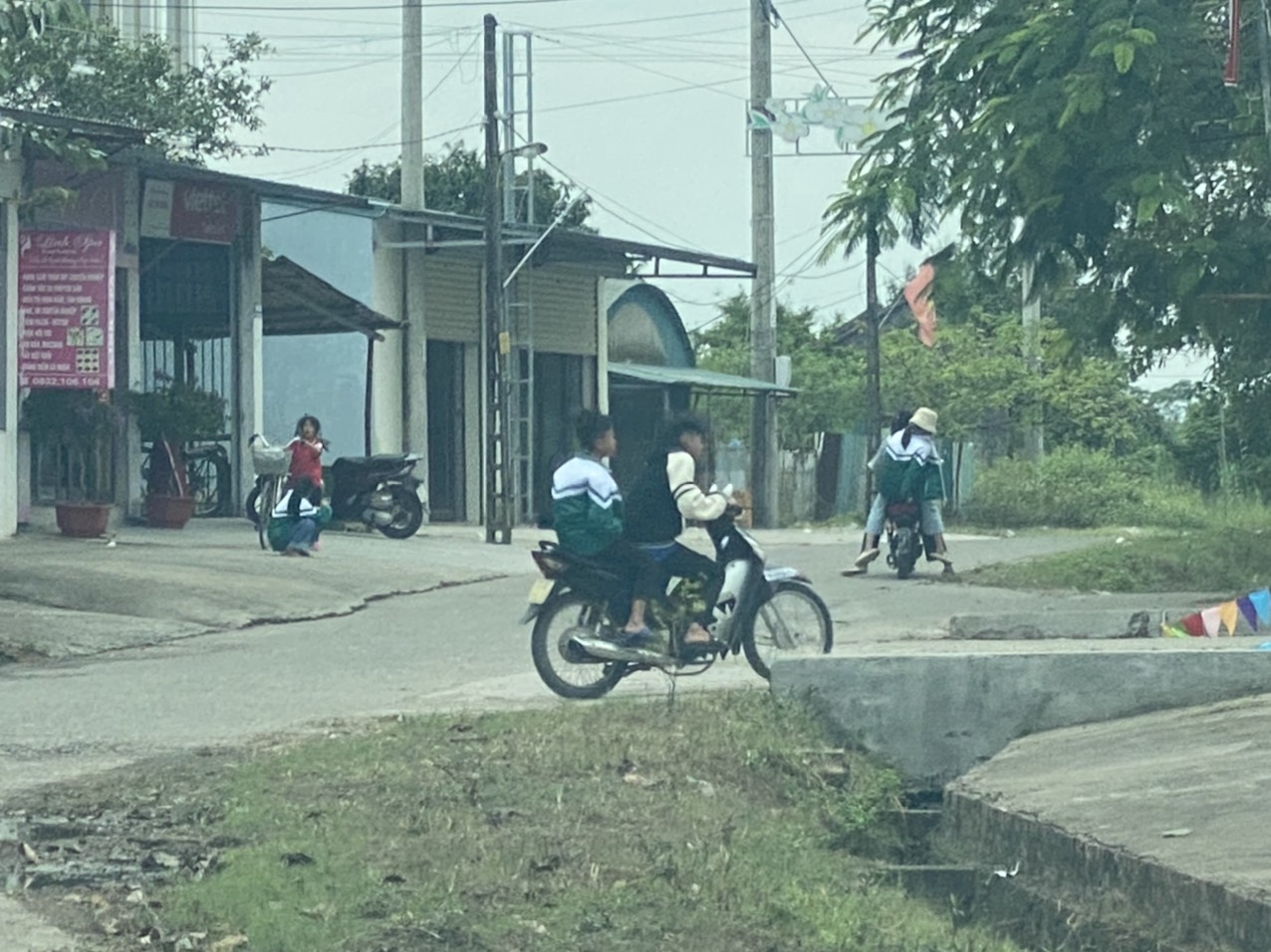 Học sinh &quot;đầu trần&quot; đi xe mô tô, xe gắn máy dễ gặp trên nhiều tuyến đường ở Quảng Ninh - Ảnh 3.
