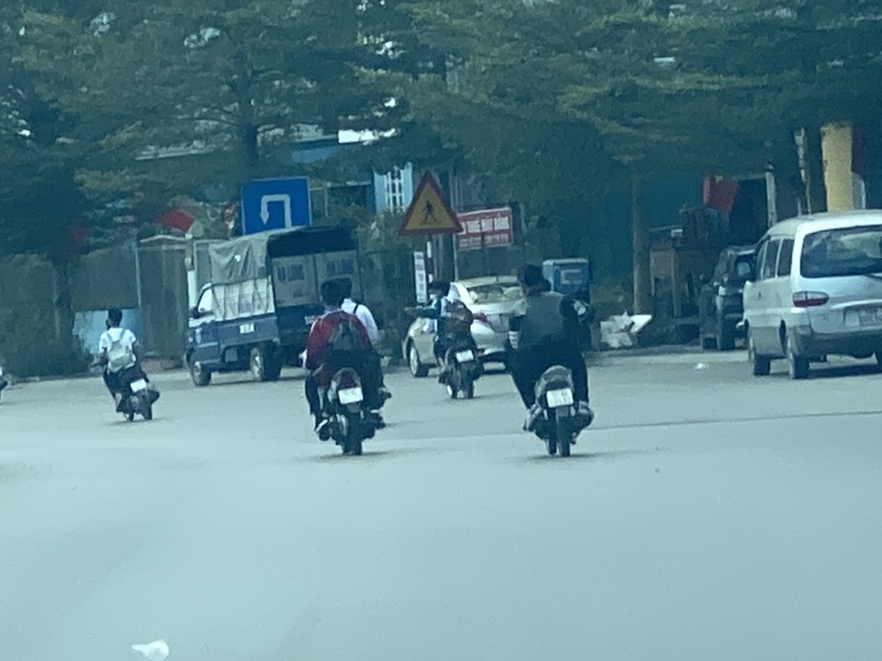 Học sinh &quot;đầu trần&quot; đi xe mô tô, xe gắn máy dễ gặp trên nhiều tuyến đường ở Quảng Ninh - Ảnh 1.