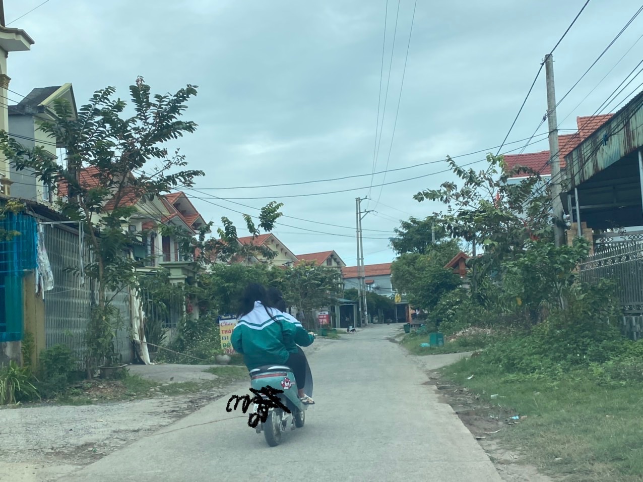 Học sinh &quot;đầu trần&quot; đi xe mô tô, xe gắn máy dễ gặp trên nhiều tuyến đường ở Quảng Ninh - Ảnh 2.