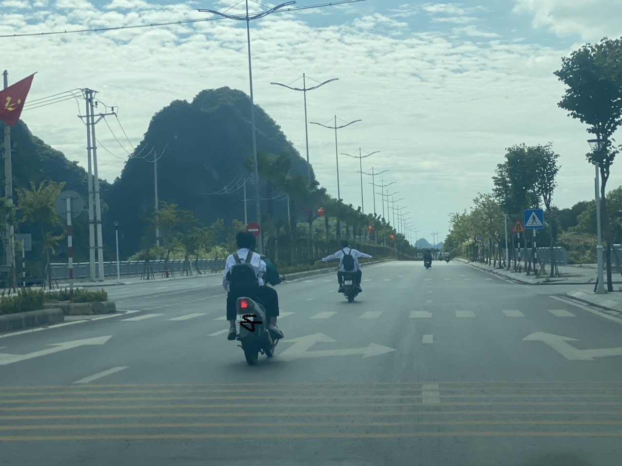 Học sinh &quot;đầu trần&quot; đi xe mô tô, xe gắn máy dễ gặp trên nhiều tuyến đường ở Quảng Ninh - Ảnh 5.