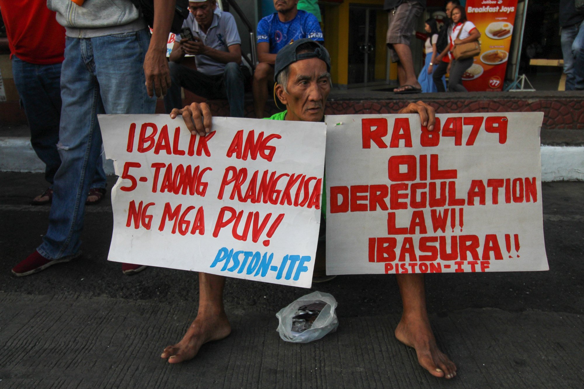 Philippines: Lái xe jeepney biểu tình phản đối yêu cầu hiện đại hóa phương tiện - Ảnh 2.
