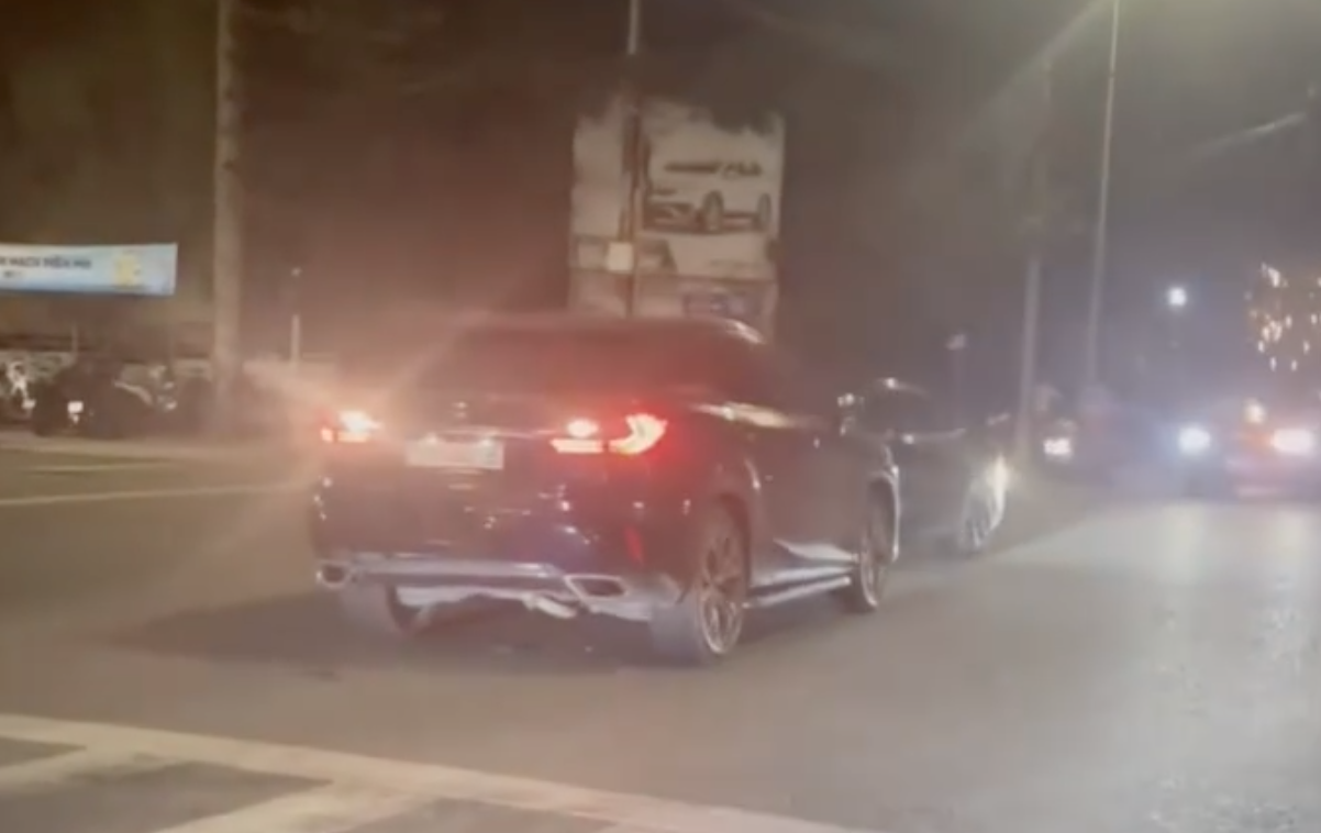 Vụ xe Lexus đâm trực diện vào ô tô khác: Bắt hai tài xế - Ảnh 1.