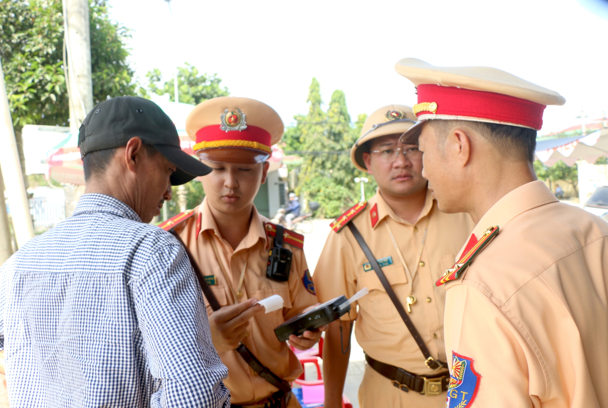 Một ngày UBND tỉnh Lâm Đồng quyết định xử phạt 11 lái xe trong cơ thể có chất ma túy - Ảnh 1.